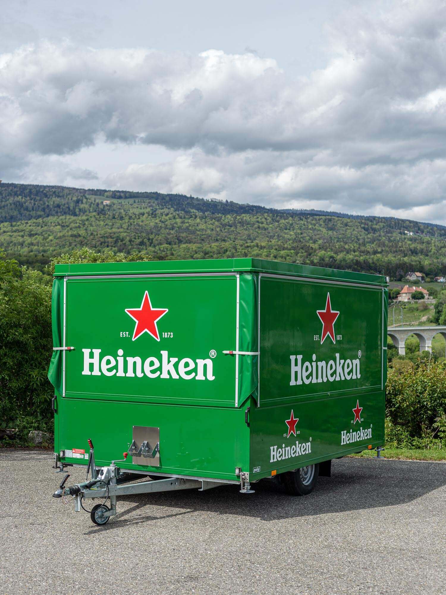 Photo d'une remorque bar à boisson pour événements de la marque Heinecken