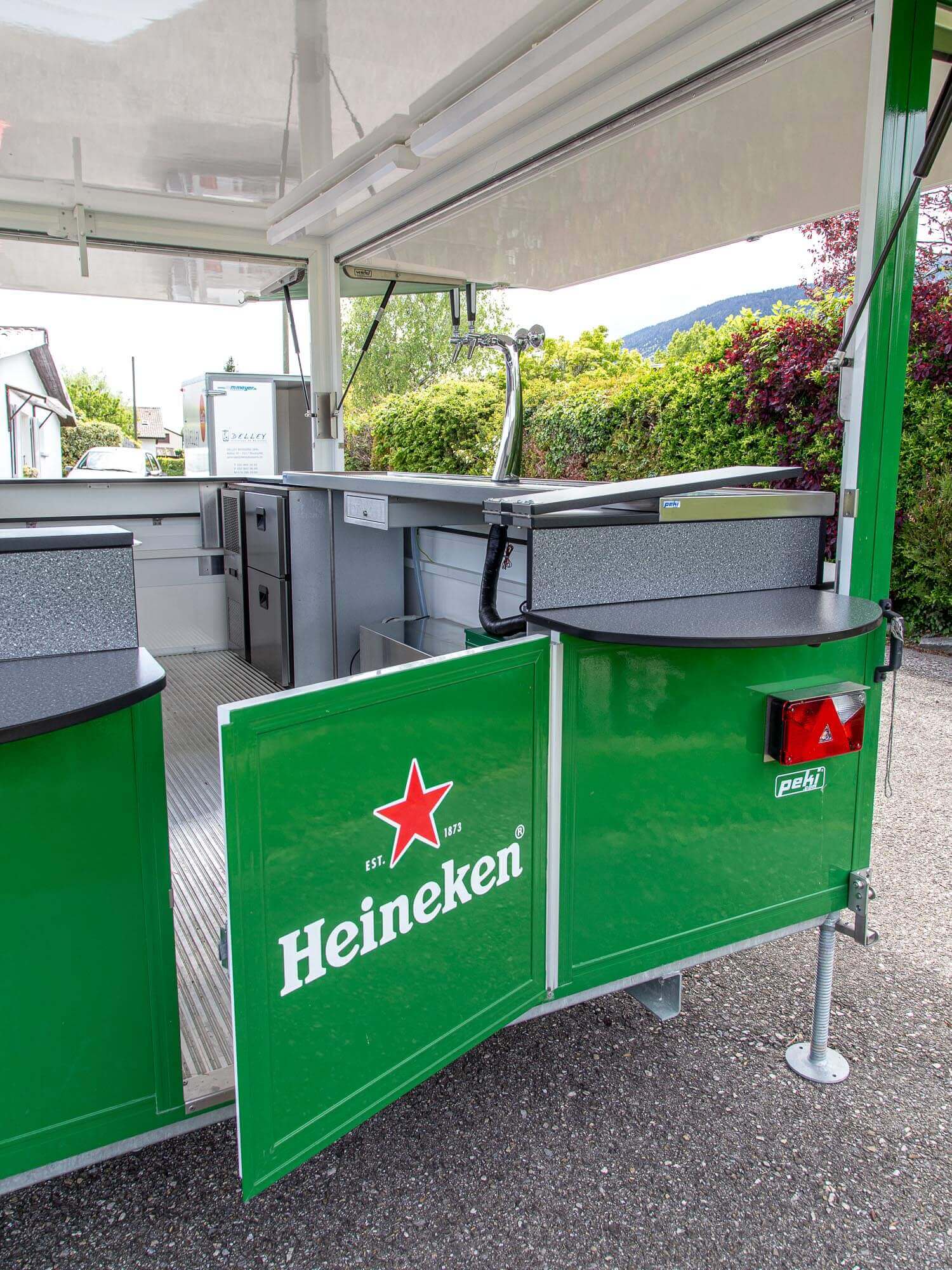 Photo d'une remorque bar à boisson pour événements de la marque Heinecken
