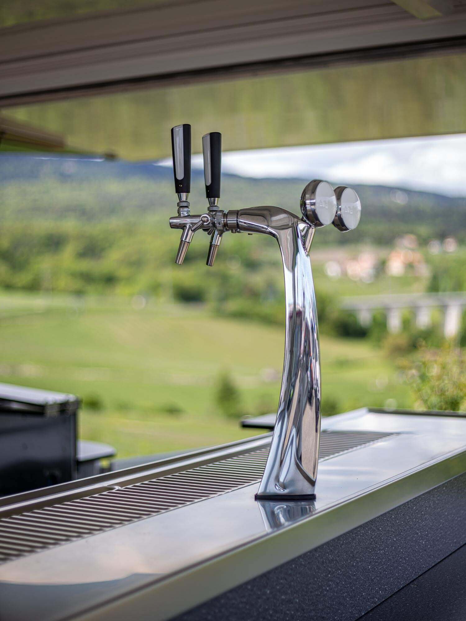 Photo d'une remorque bar à boisson pour événements de la marque Heinecken